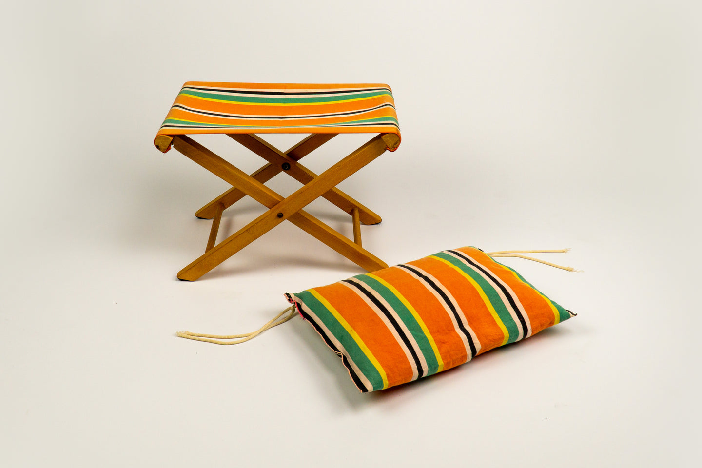 Vintage foldable chair with matching pillow